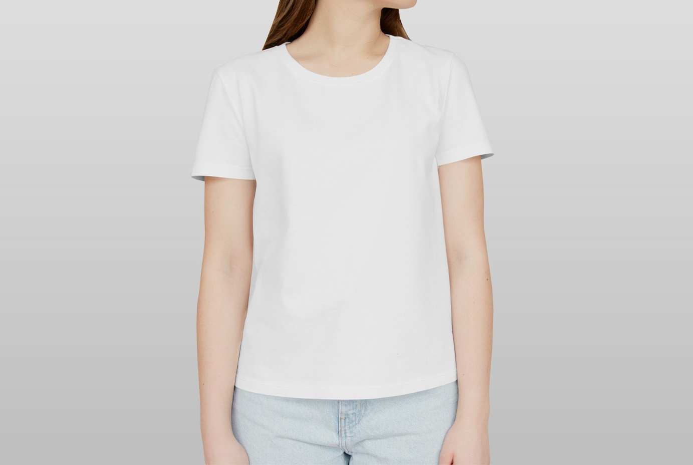 standing-woman-with-t-shirt-mockup